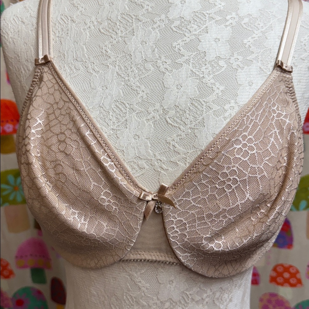 Chantelle Underwire Bras. 36C - Picture 8 of 8